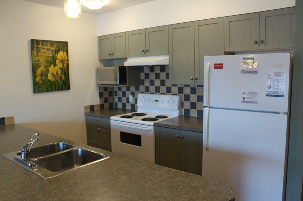 Siennas Harbour House Apartment Тофино Екстериор снимка